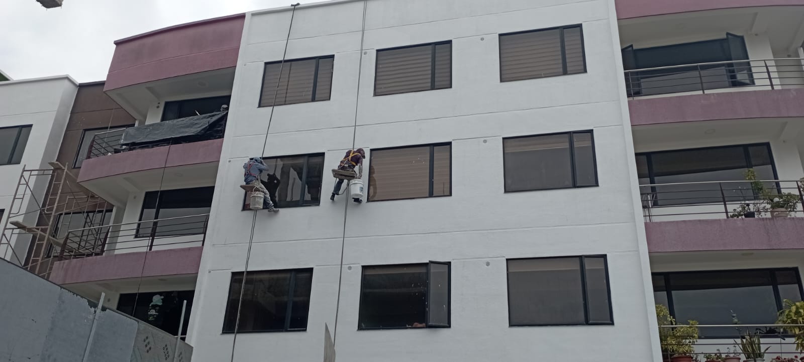 Edificio con trabajos de pintura completos